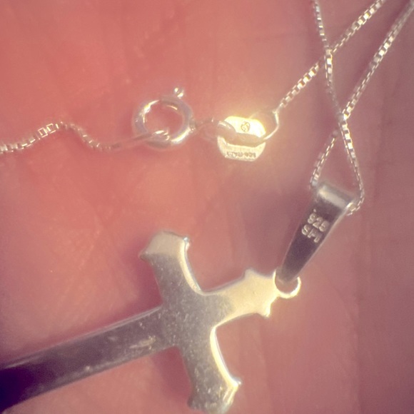 925 sterling silver cross on Serling silver chain - Picture 3 of 4